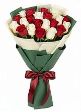 Букет Микс из красных и белых роз в Чегеме-Втором