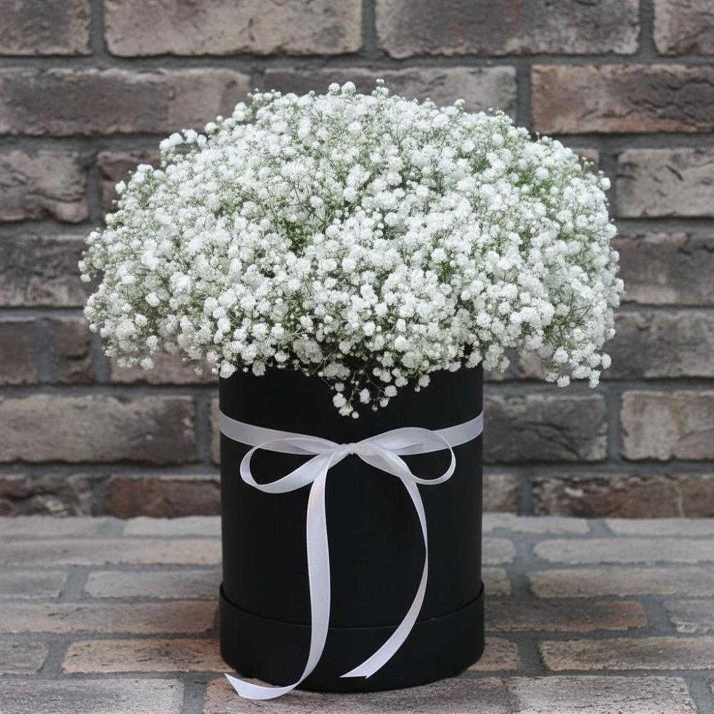 Цветочная композиция из Гипсофила в шляпной коробке в Чегеме-Втором