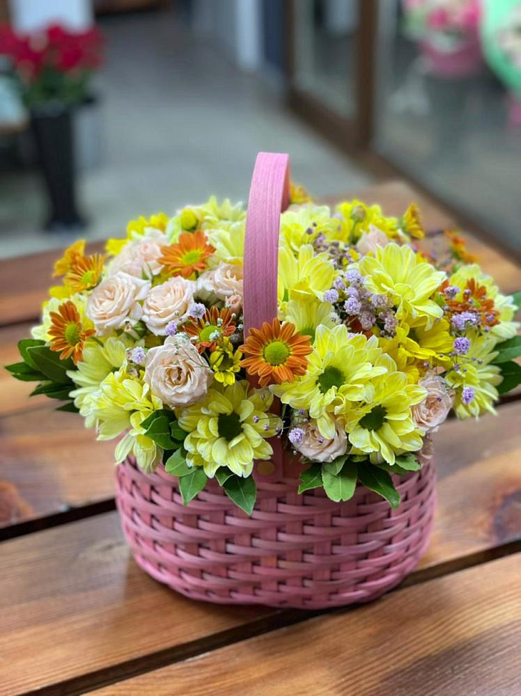 Цветочная композиция из Хризантемы и Розы в корзине в Чегеме-Втором