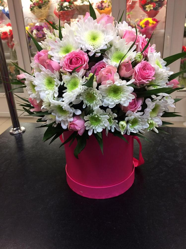 Цветочная композиция из Розы и Хризантемы в шляпной коробке в Чегеме-Втором