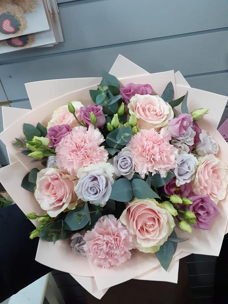 Букет цветов из: Розы, Гвоздики и Лизиантусы в Чегеме-Втором